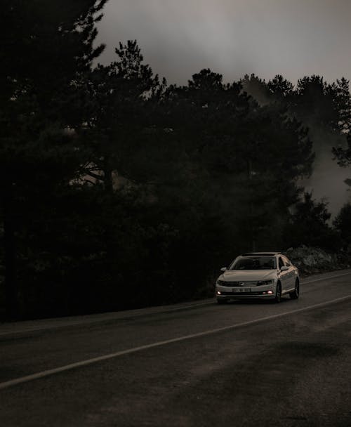 Fotobanka s bezplatnými fotkami na tému automobil, bieleho auta, cesta