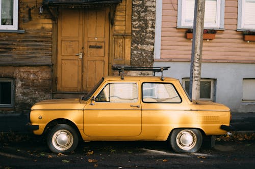 Gele Retro Auto Geparkeerd Buiten Het Oude Gebouw