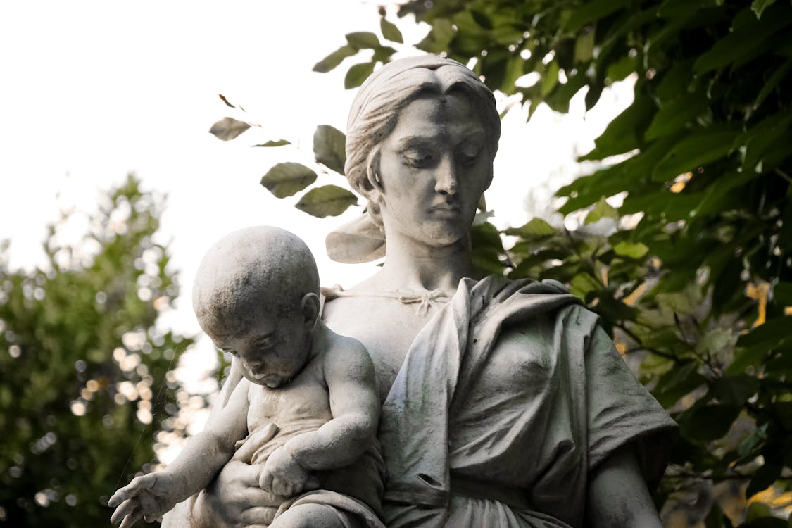 A estátua de uma mãe com seu filho no colo