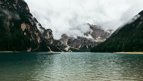 山の近くの水域