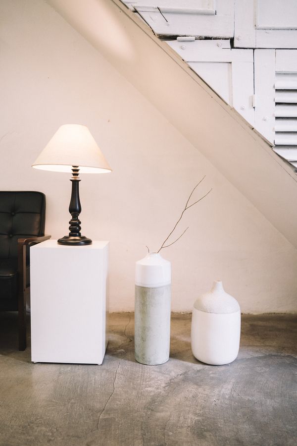 Table lamp and ceramic vases in a plaster-walled room, by Anna Tarazevich on Pexels
