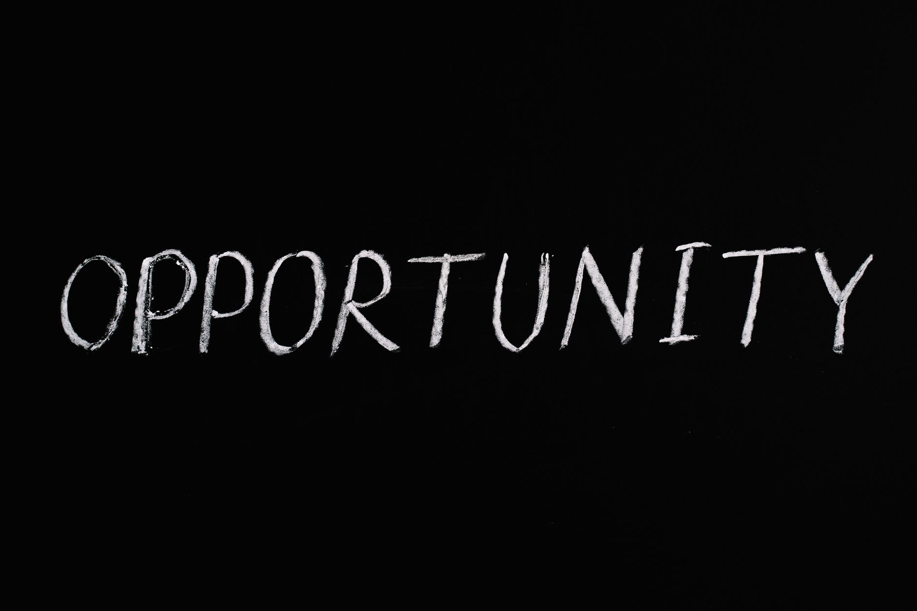 電商經營心法:不是每筆訂單都該追的智慧選擇 Word 'Opportunity' written in chalk on a black chalkboard, symbolizing new possibilities.