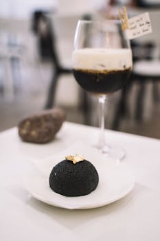 美味的黑饼干上点缀着金箔，搭配一杯奶油冰咖啡