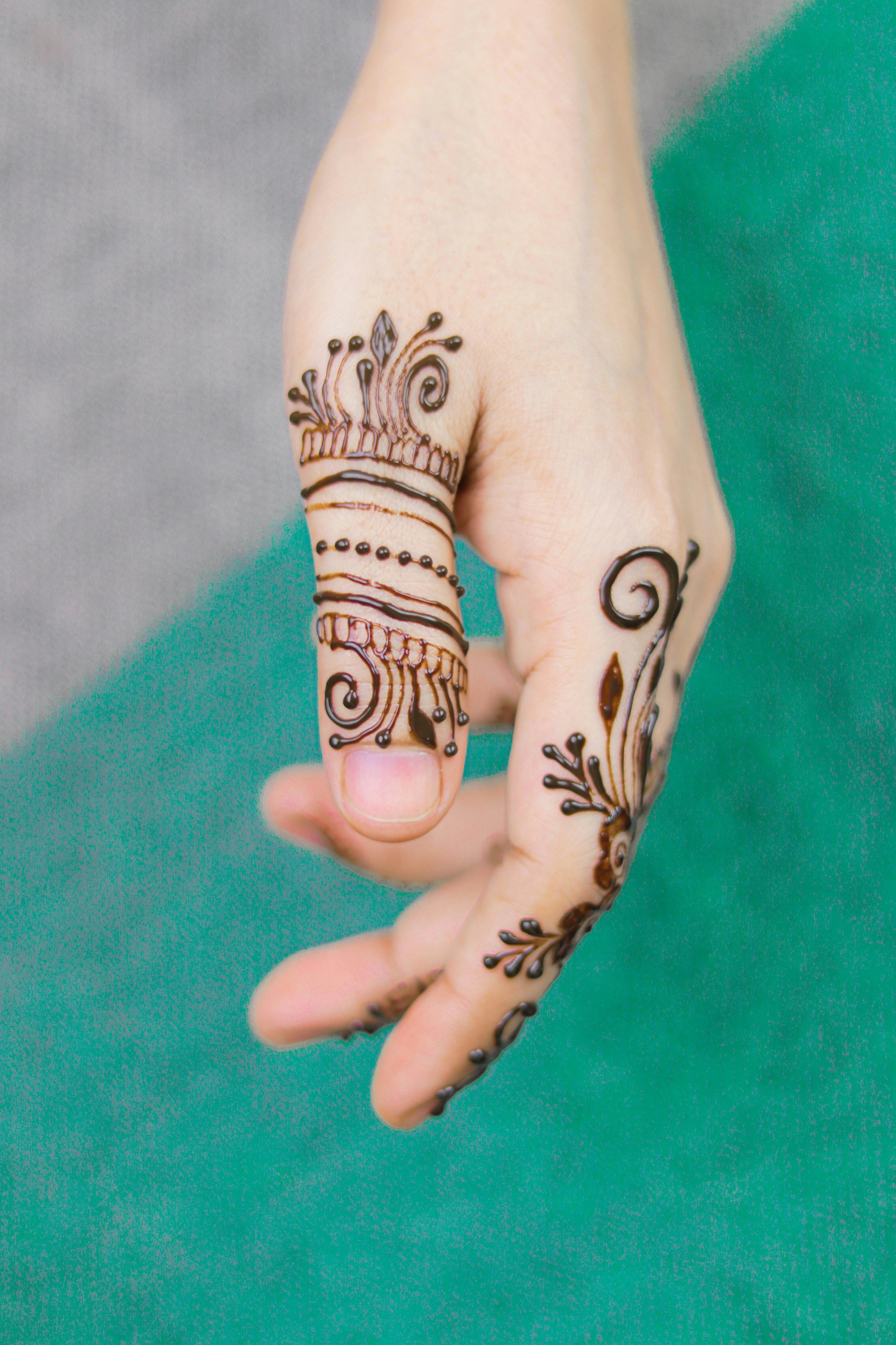 Shaded Arabic henna design l black Border mehndi design l easy & simple  henna for beginners ll #253 - YouTube