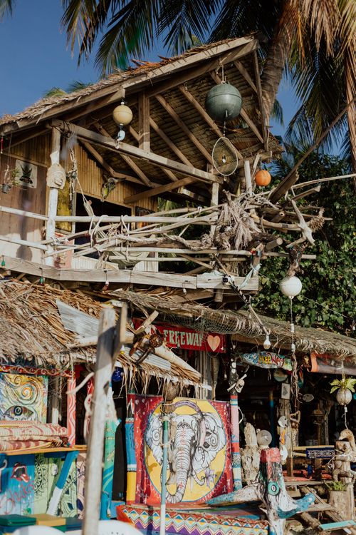 Free A vibrant tropical house adorned with eclectic decorations and art Stock Photo