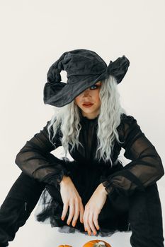 一幅以女巫服饰为主题的女人肖像，是完美的万圣节项目