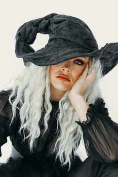 一位穿着女巫服装的时尚女人，表情深思熟虑的肖像