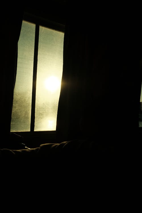Darmowe zdjęcie z galerii z czarna ramka, światło okien, świecić w ciemności