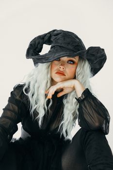 一位身着女巫服饰的女性时尚肖像，完美的万圣节装扮