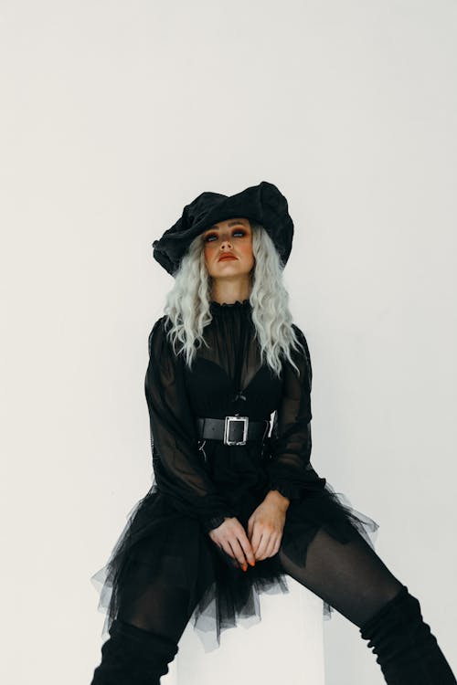 Vrouw In Black Witch Costume