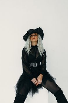 一位时尚前卫的女性身着优雅的女巫服装，进行现代摄影