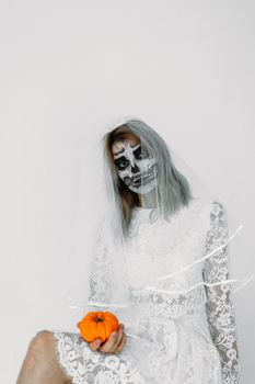 这位拥有迷你南瓜、化着骷髅妆的新娘，非常适合万圣节主题，令人毛骨悚然