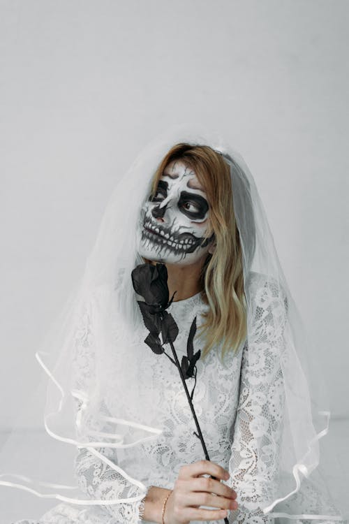 Kafatası Maskesi Giyen Beyaz Dantel Elbiseli Kadın