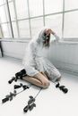 室内坐着一位面漆怪异的新娘，周围是黑玫瑰
