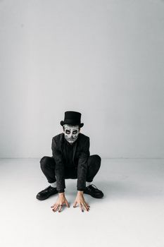 一张万圣节化妆和室内服装的喜怒无常的人物肖像