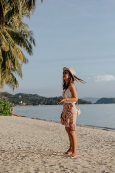 一位身着夏装的女子，在热带海滩上微笑着享受悠闲的一天