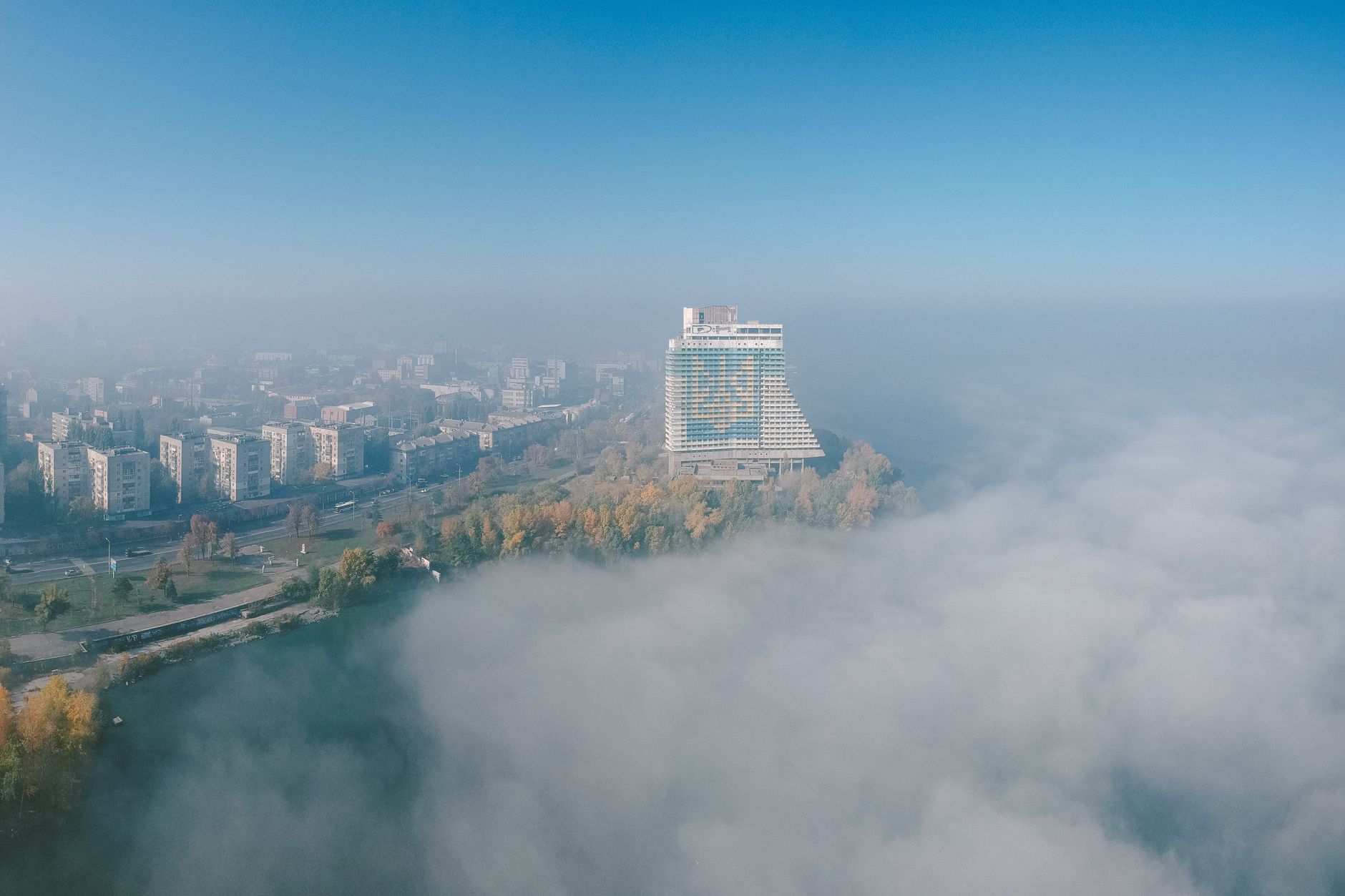 Drone russe frappe un bus en Dnipropetrovsk, au moins cinq morts