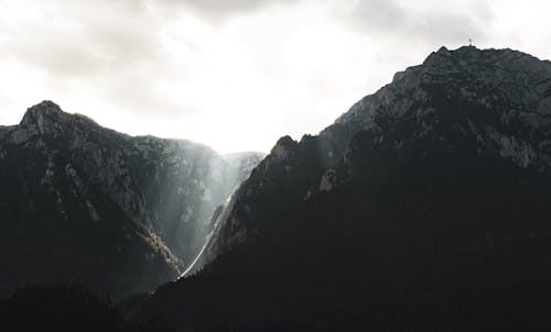 Gratis arkivbilde med fjell, fjelltopp, gråskala