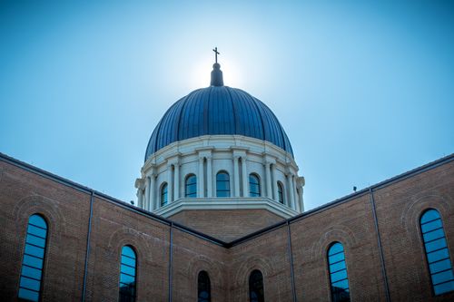 Free A stunning view of a classic church dome in Raleigh, NC against a clear blue sky. Stock Photo