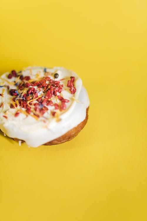 Pâtisserie Blanche Et Brune Sur Textile Jaune