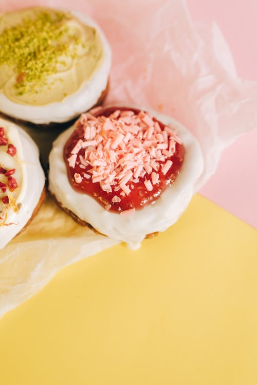 Kue Putih Dan Merah Di Atas Kertas Kuning