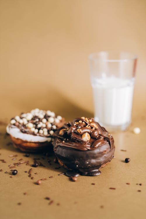 Torta Al Cioccolato Con Crema Bianca Sulla Parte Superiore