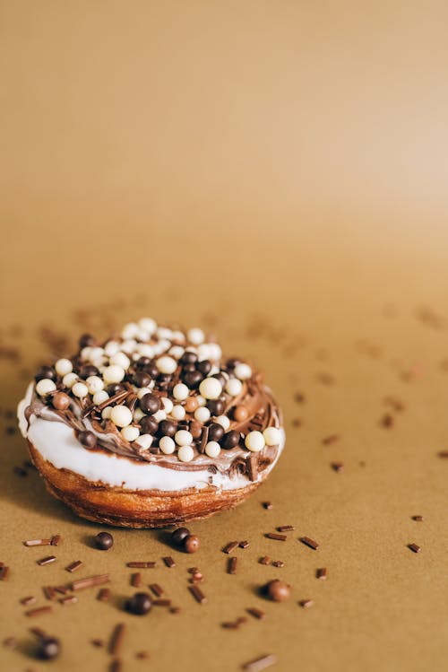 Weißer Und Brauner Donut Mit Schwarzen Beeren An Der Spitze