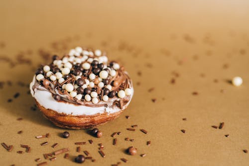 Donut Blanco Y Marrón Con Bayas Azules En La Parte Superior