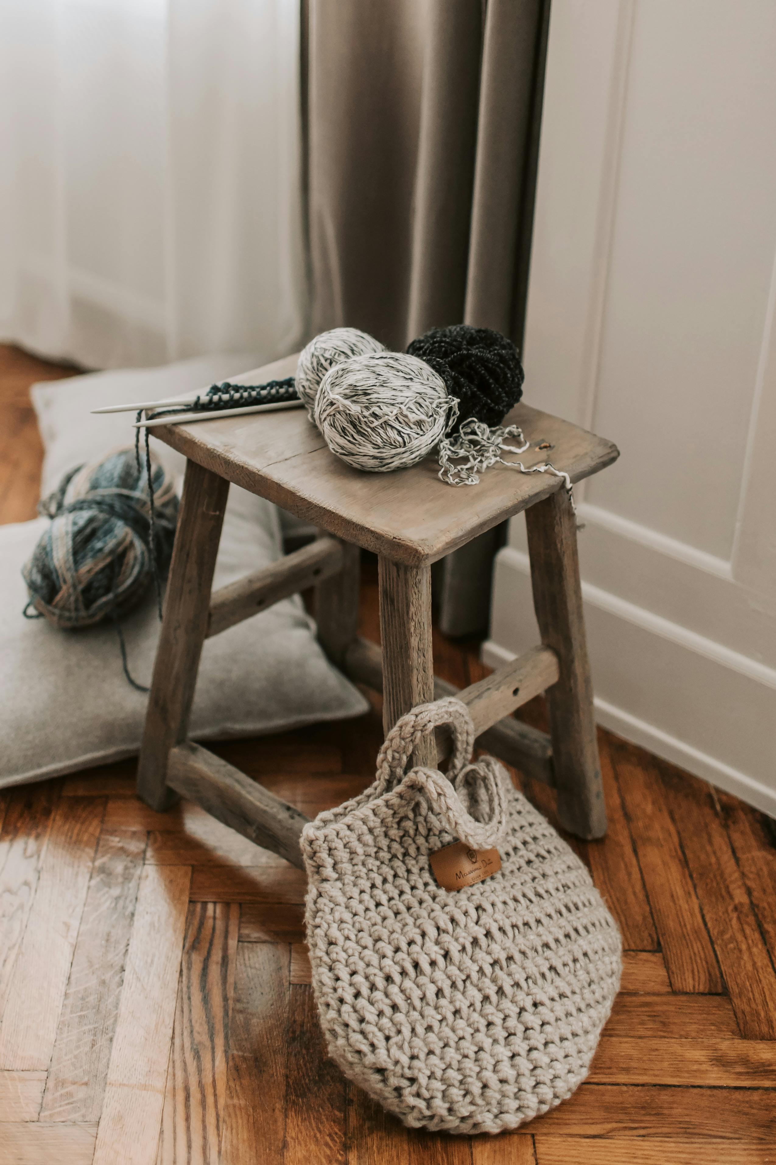 Instrumente de lucru manual, lână și ace, simbolizând munca și destinul