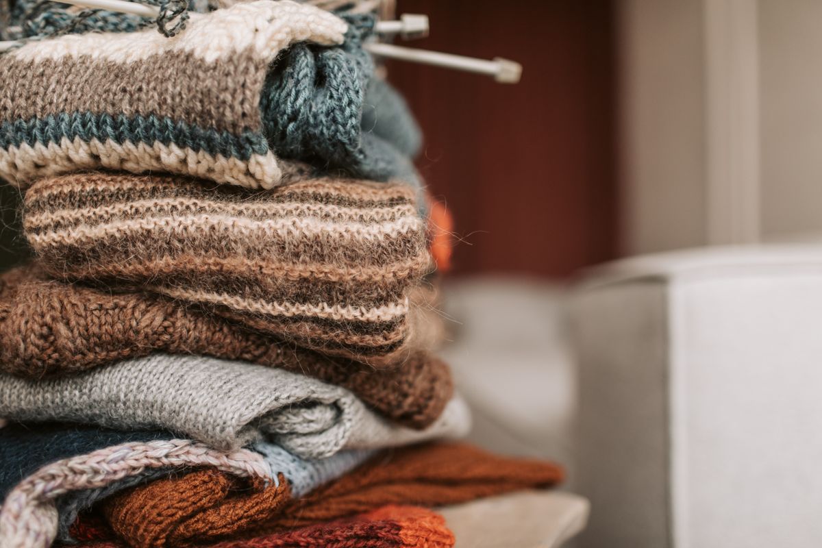 Wohndecke selber stricken: DIY-Anleitung + 3 Garnempfehlungen — Material-Übersicht