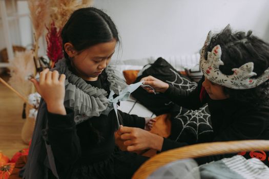 两个孩子穿着万圣节服装和装饰品迎接节日