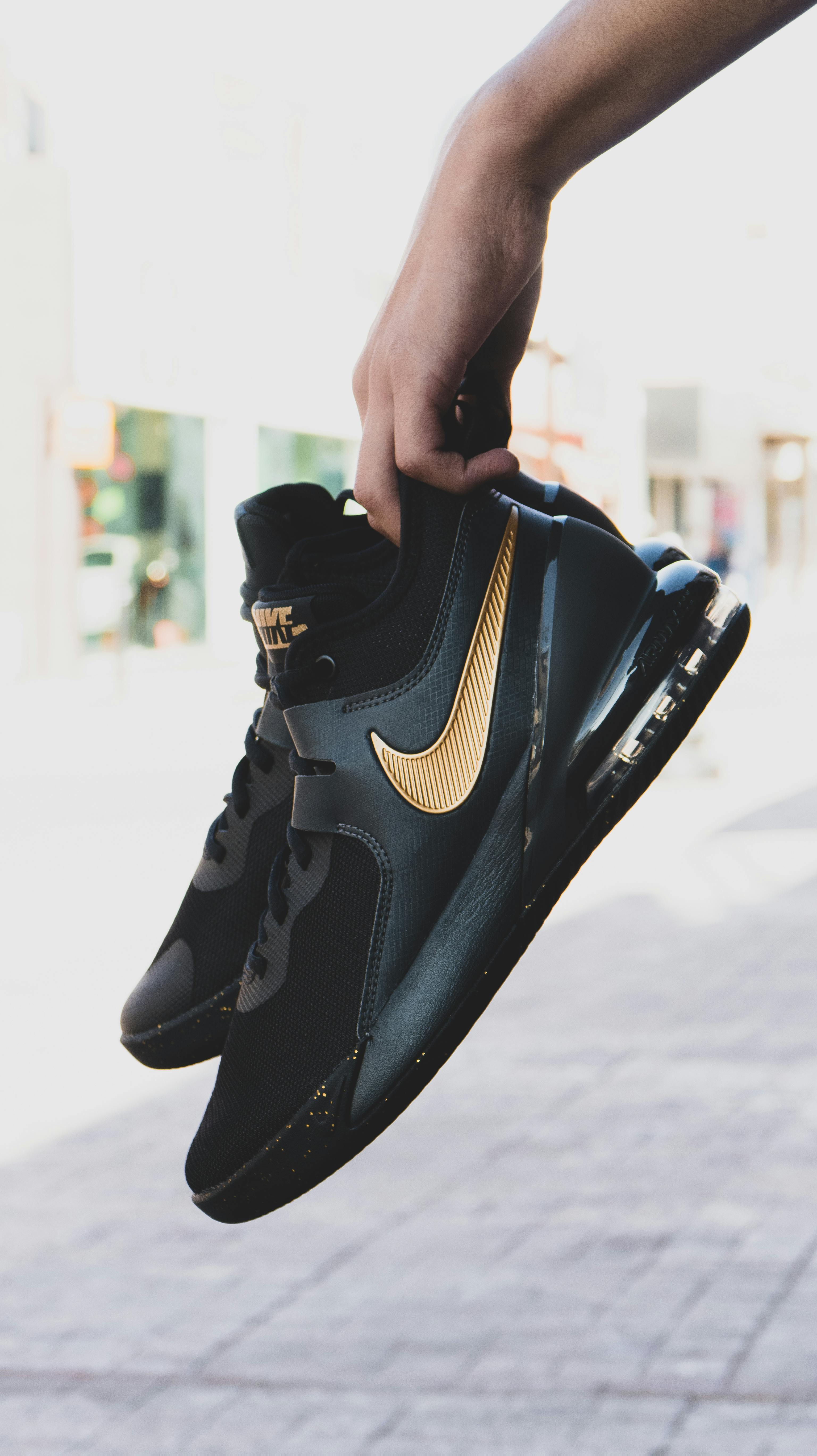 Black and gold clearance nike running shoes