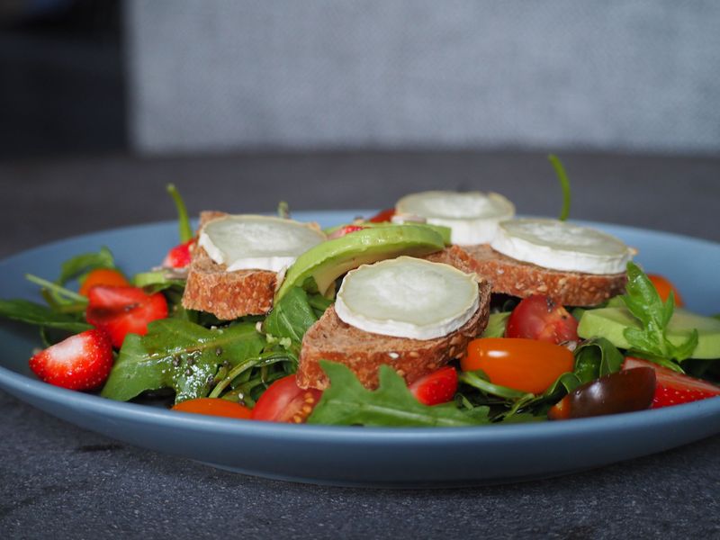 Salade de chèvre chaud : toasts de crottin sur salade et tomates