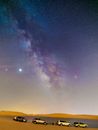 深夜，天空雄伟闪亮，路上有许多星星和汽车