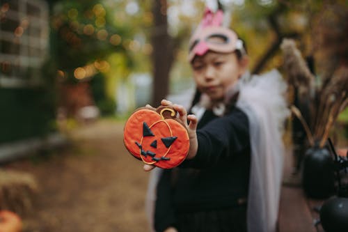 Kostenlos Kostenloses Stock Foto zu asiatischer junge, cookie, halloween Stock-Foto