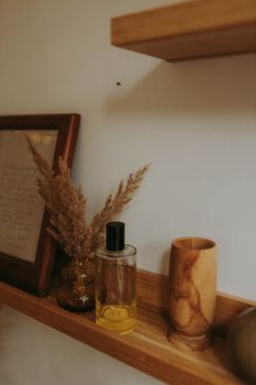 温暖的秋季货架上，排列着潘帕斯草、玻璃瓶和木制品
