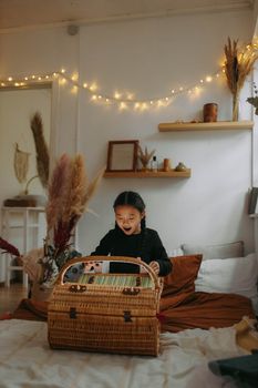 一个年幼的孩子在灯光温暖、装饰精美的卧室里，享受着舒适的秋日氛围