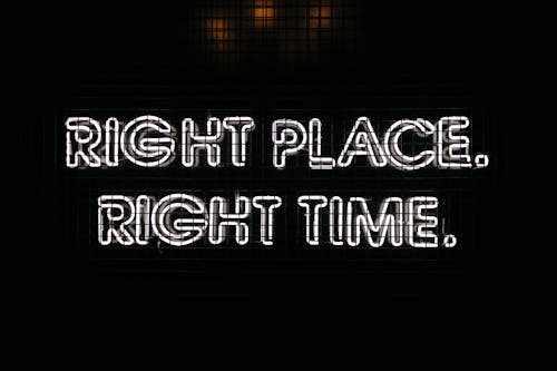 Gratis stockfoto met geschreven stuk, juiste plaats juiste tijd, Neonbord