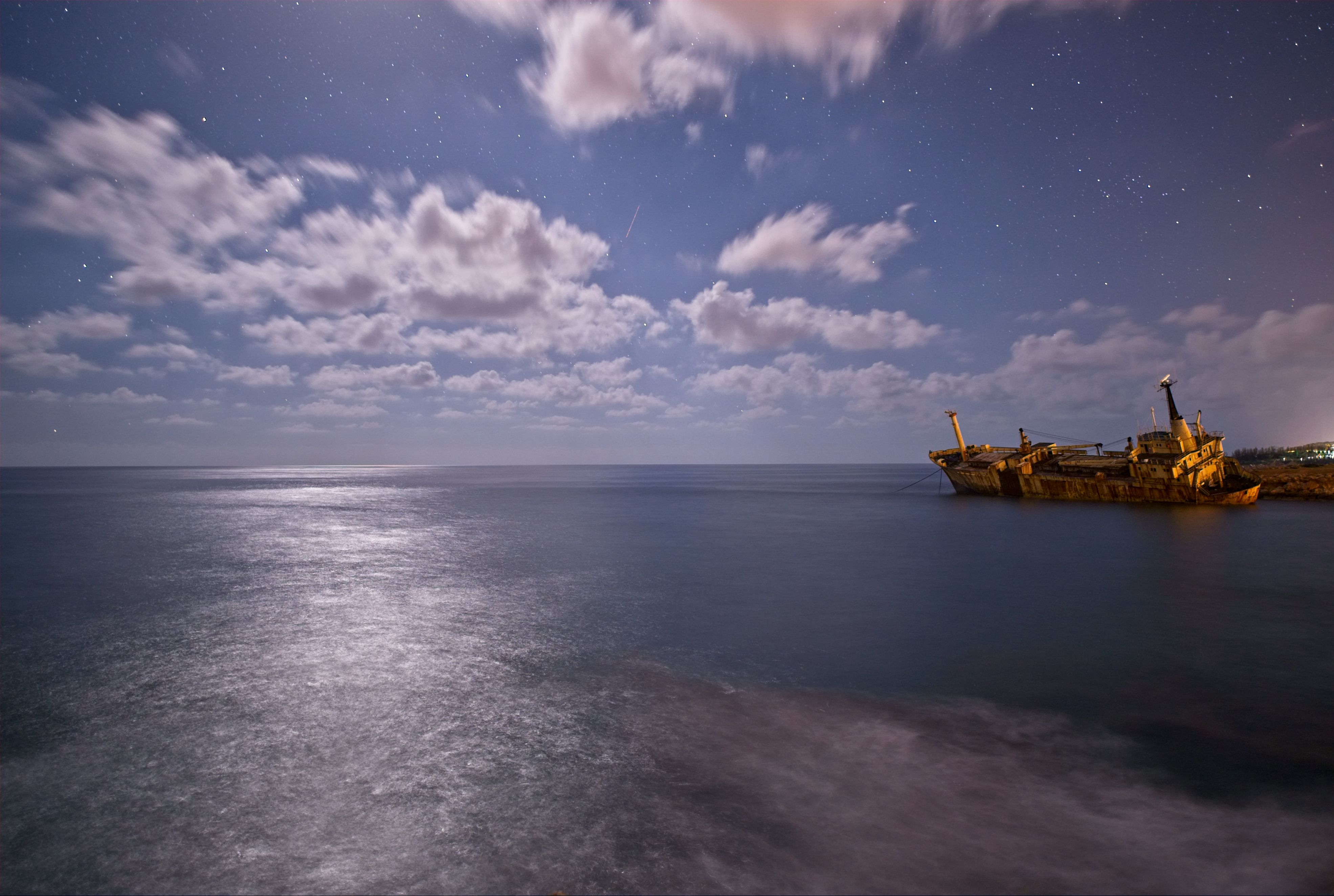 塞浦路斯海岸线上，一艘废弃沉船在星空下呈现出迷人的夜间景观