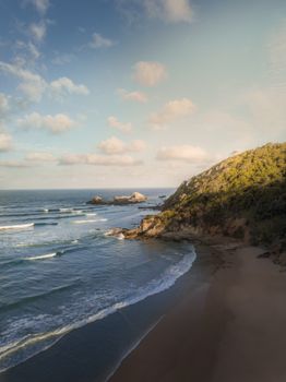 澳大利亚拜伦湾日出时，海滩景观令人惊叹，展现了海岸线与充满活力的海洋