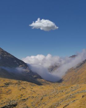 玻利维亚山谷上空，一朵云漂浮在蓝天下的景象令人惊叹