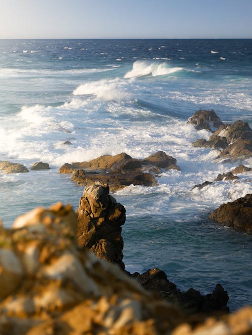 Ilmainen kuvapankkikuva tunnisteilla aallot, kivet, kivikkoinen ranta