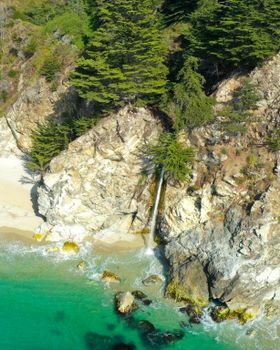 从空中俯瞰，粗糙的岩石海岸、碧绿的海水和绿色的热带植物尽收眼底