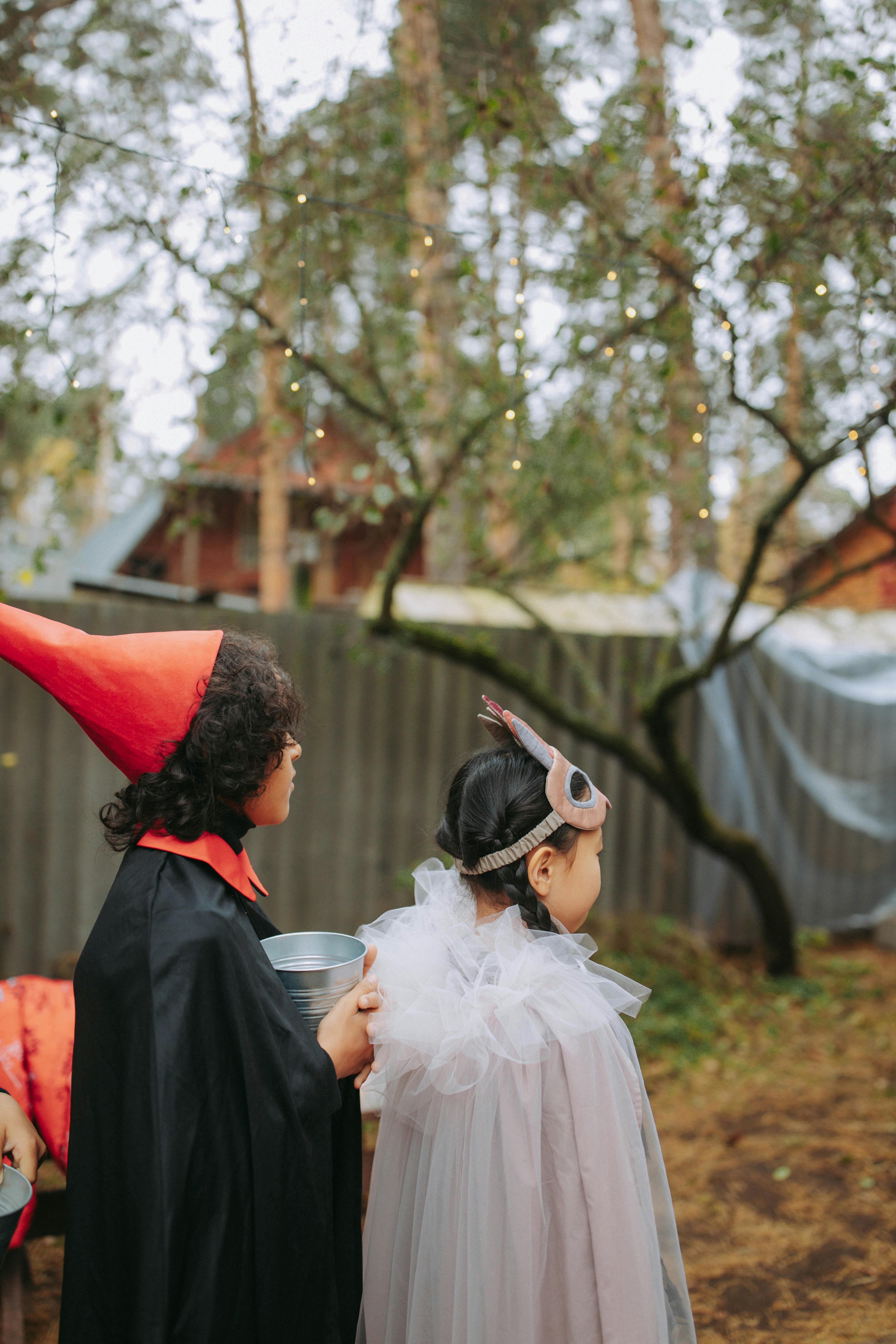 孩子们穿着万圣节服装，在户外享受庆祝活动