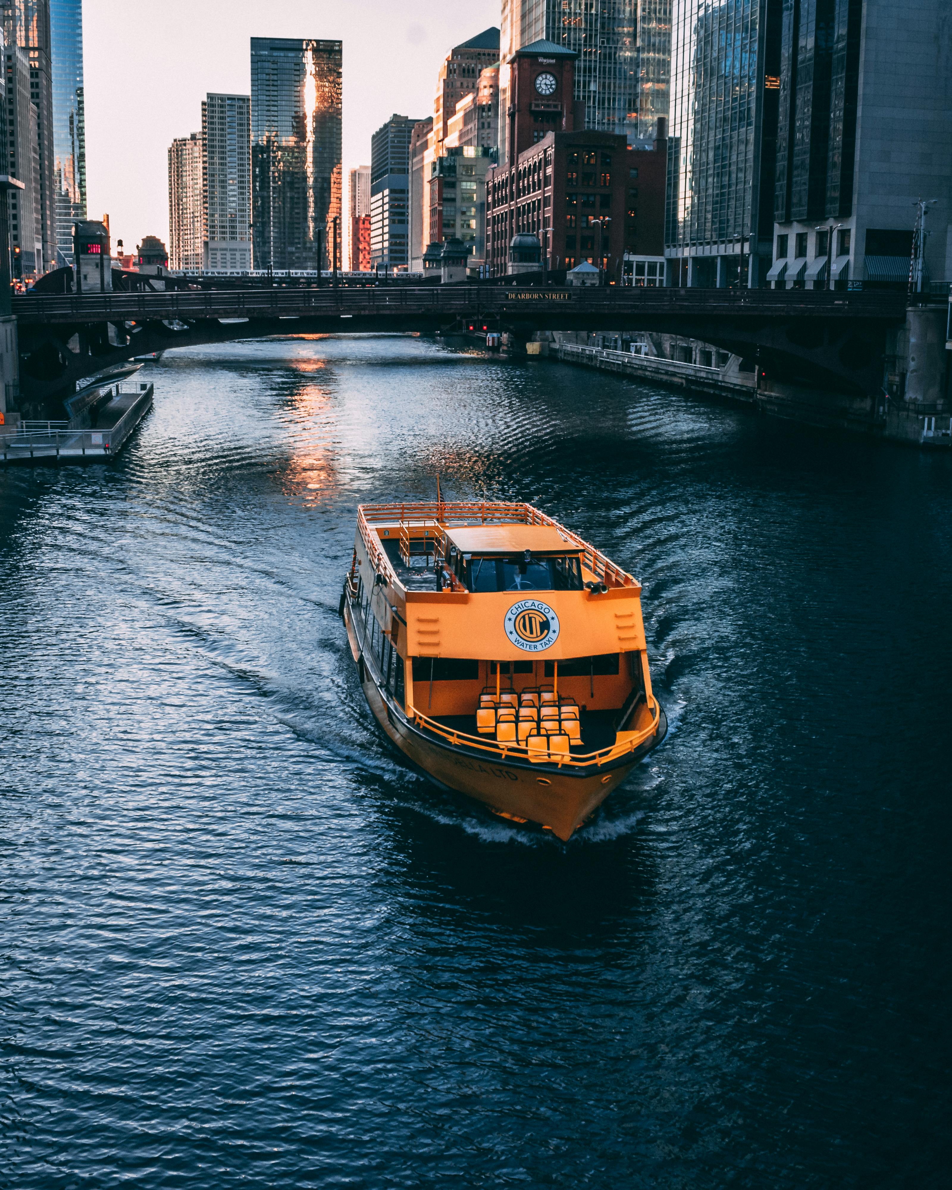 黄昏时分，黄水出租车巡航于芝加哥河上，俯瞰着城市天际线