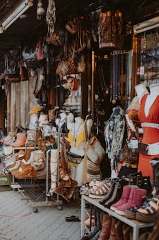 街头市场的摊位充满活力，展示着多样化的服装和配饰，非常适合城市购物场景