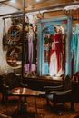 乡村精品店的玻璃面板后，人体模型展示着复古连衣裙
