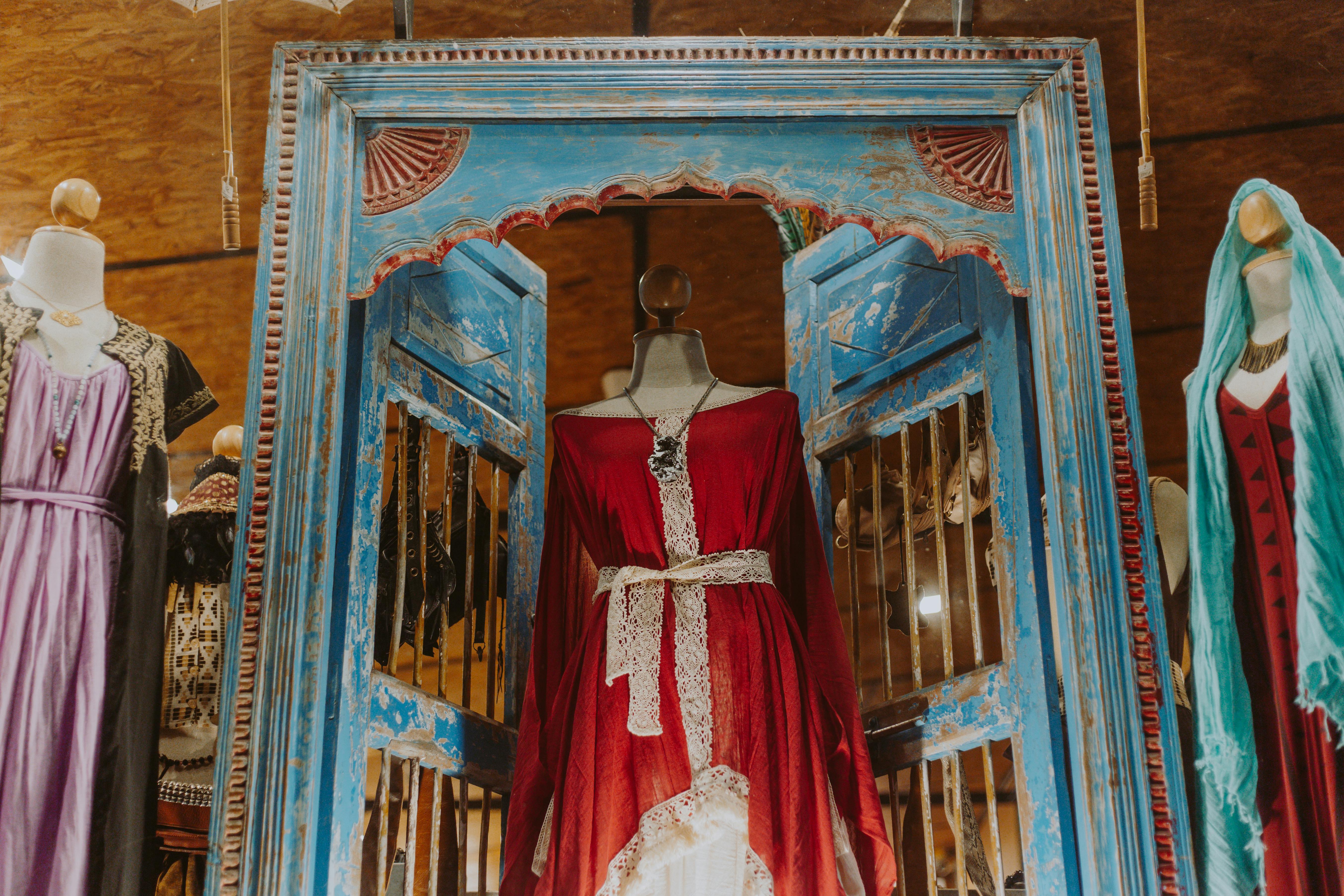 精品店内，复古连衣裙在人体模型上迷人地展示着