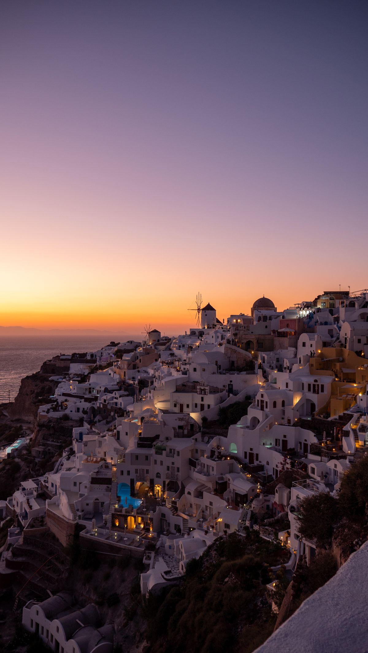 Santorini, uno de los destinos que enamoran al atardecer