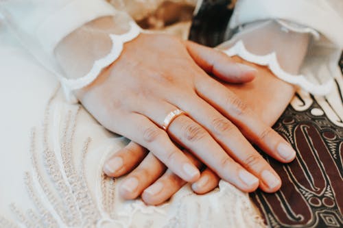 Gratis stockfoto met bruid, detailopname, handen samen